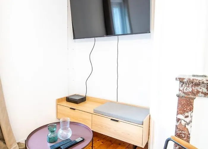 Le Petit Amandier - *