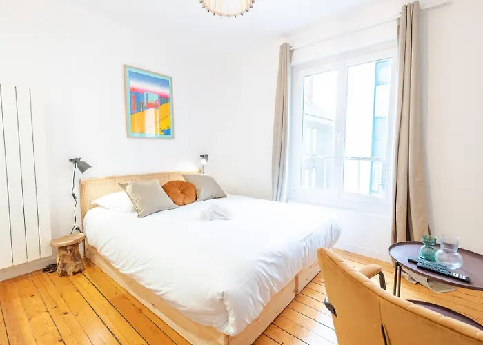 Le Petit Amandier - *